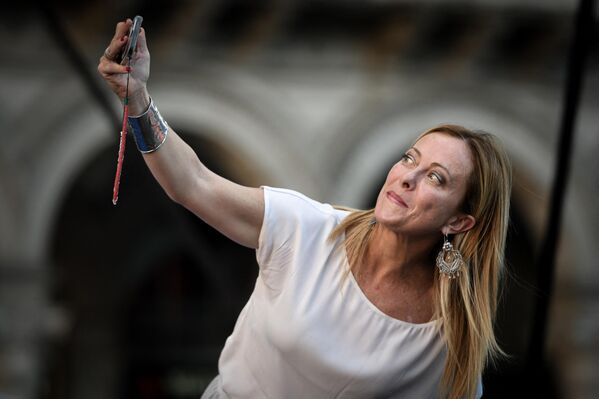 意大利極右翼政黨“意大利兄弟黨”黨首焦爾吉婭·梅洛尼在意大利米蘭大教堂廣場舉行的大選集會上自拍。 意大利極右翼政黨“意大利兄弟黨”黨首焦爾吉婭·梅洛尼在意大利米蘭大教堂廣場舉行的大選集會上自拍。 - 俄羅斯衛星通訊社