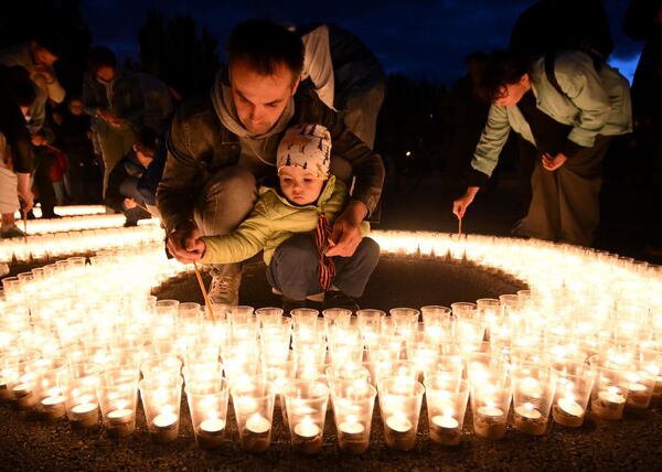 统一俄罗斯公共组织青年卫队的积极分子和喀山居民在哀悼纪念日参加了国际活动&quot;火焰火热画面&quot;。 - 俄罗斯卫星通讯社