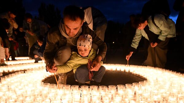 喀山居民在参加纪念和哀悼日火热的战争图片国际活动。 - 俄罗斯卫星通讯社