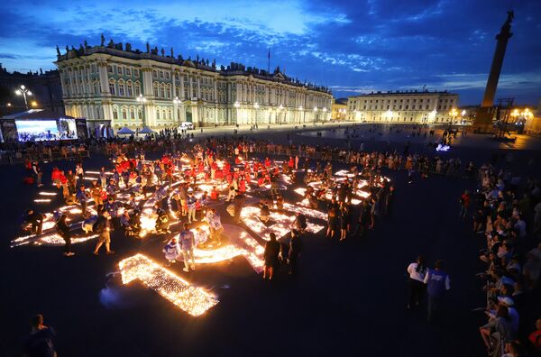 俄罗斯纪念和哀悼日当天，参加&quot;记忆之烛&quot;活动的人们在圣彼得堡冬宫广场上点燃蜡烛 - 俄罗斯卫星通讯社
