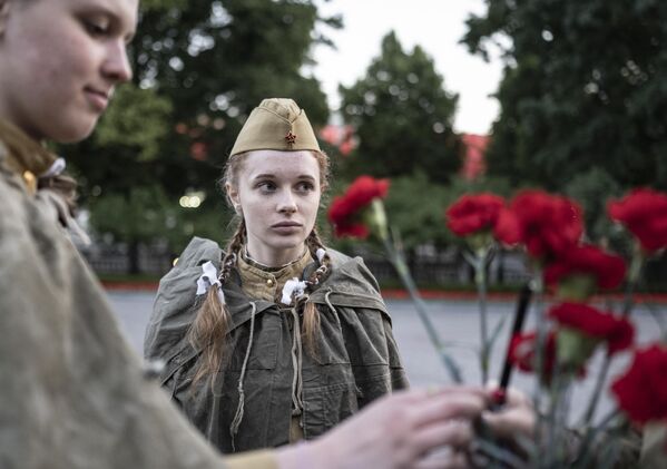 一名&quot;记忆守护者；永恒之火&quot;游行的女性参与者在莫斯科的亚历山大夫斯基花园。 - 俄罗斯卫星通讯社