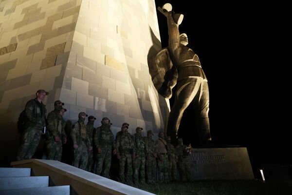 哀悼纪念日，俄联邦国民警卫队部队服务处的士兵在“绍尔墓”(Savur-Mohyla)纪念碑旁。 - 俄罗斯卫星通讯社
