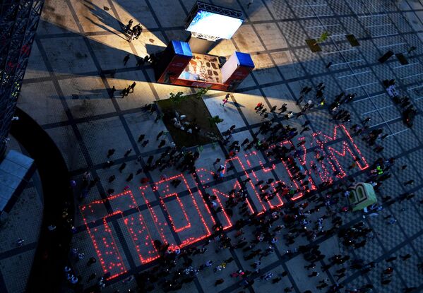 在叶卡捷琳堡市叶卡捷琳堡竞技场体育场附近的广场上，参加哀悼纪念日&quot;记忆之烛&quot;活动的人。 - 俄罗斯卫星通讯社