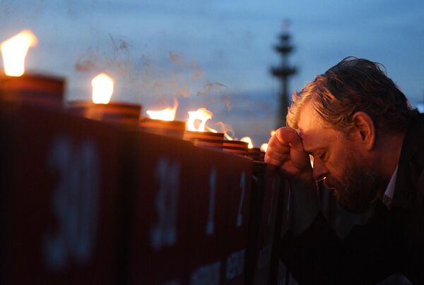 一名男子在莫斯科河岸参加哀悼纪念日&quot;记忆之线&quot;活动。 - 俄罗斯卫星通讯社