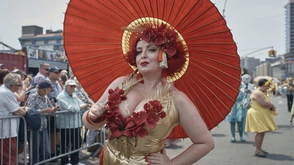纽约科尼岛，参加美人鱼大游行的女子 - 俄罗斯卫星通讯社