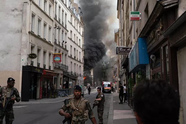 巴黎一棟建築物爆炸產生的濃煙 巴黎一棟建築物爆炸產生的濃煙 - 俄羅斯衛星通訊社
