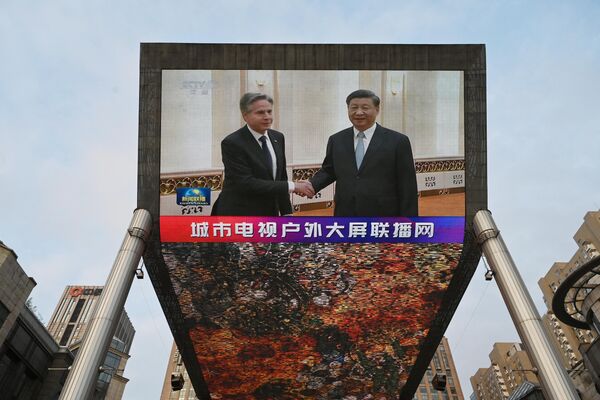 北京街头的大屏幕上正在转播中国国家主席习近平接见美国国务卿布林肯的画面 - 俄罗斯卫星通讯社