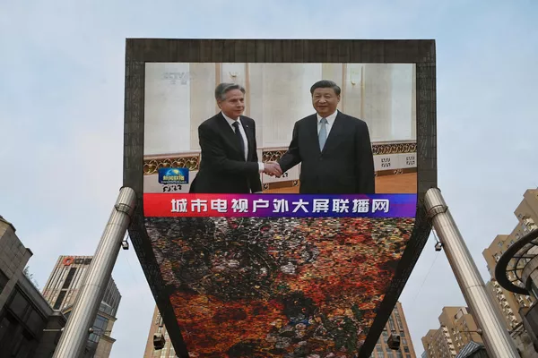 北京街頭的大屏幕上正在轉播中國國家主席習近平接見美國國務卿布林肯的畫面 北京街頭的大屏幕上正在轉播中國國家主席習近平接見美國國務卿布林肯的畫面 - 俄羅斯衛星通訊社