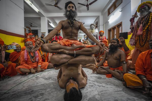 国际瑜伽日，苦行僧在印度阿萨姆邦古瓦哈提市的一处寺庙里练习瑜伽 - 俄罗斯卫星通讯社