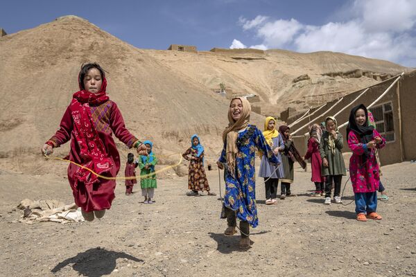 阿富汗巴米扬，女生们在乡村学校里玩耍 - 俄罗斯卫星通讯社