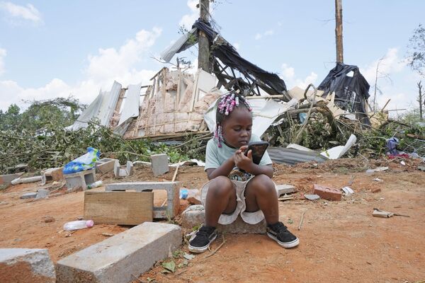 美国密苏里州卢恩镇，一个三岁的小女孩坐在被龙卷风摧毁的房子废墟前 - 俄罗斯卫星通讯社
