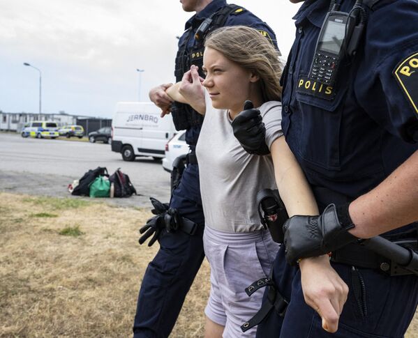 瑞典马尔默，瑞典气候活动人士格蕾塔·通贝里和其他阻止入境的活动人士被警方带走 - 俄罗斯卫星通讯社