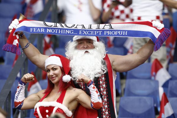 荷蘭鹿特丹，身著聖誕老人服裝和克勞斯夫人服裝的克羅地亞球迷在歐洲國家足球聯賽決賽開始前 - 俄羅斯衛星通訊社