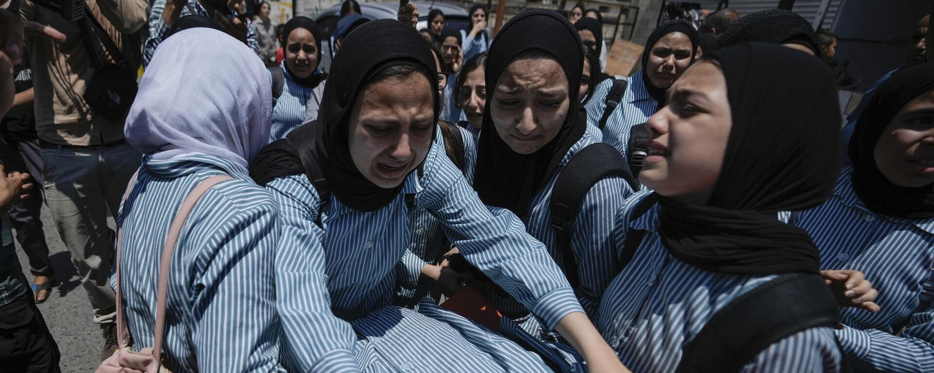 巴勒斯坦，遇难女孩萨迪尔·纳格纳吉耶的同学在难民营举行的葬礼上抬着她的尸体 - 俄罗斯卫星通讯社, 1920, 17.10.2023