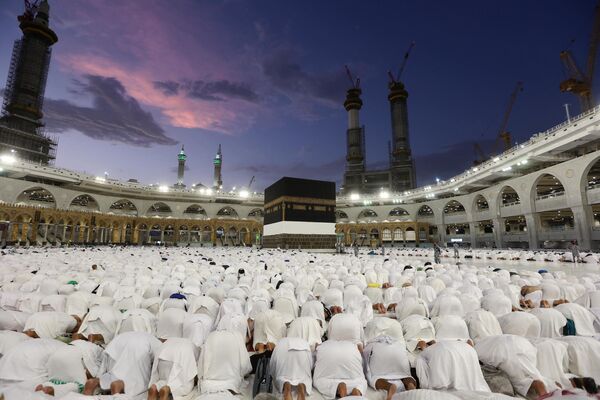 沙特阿拉伯麦加，朝圣者们在大清真寺祈祷 - 俄罗斯卫星通讯社