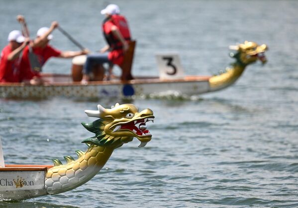 在喀山賽艇中心舉辦的“中國撒班節”龍舟比賽上的參賽選手。 - 俄羅斯衛星通訊社
