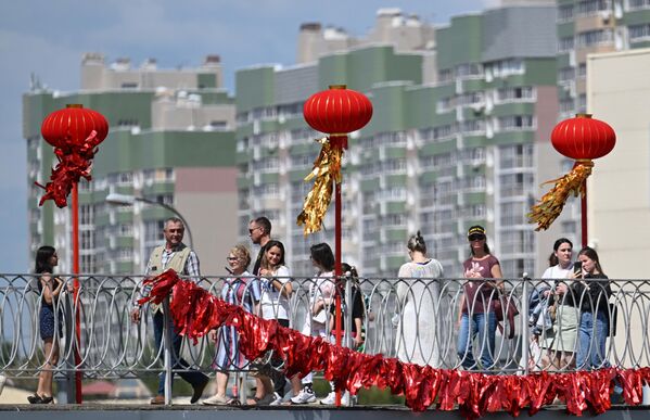 參加喀山賽艇中心舉辦的“中國撒班節”（端午節）的客人。 - 俄羅斯衛星通訊社