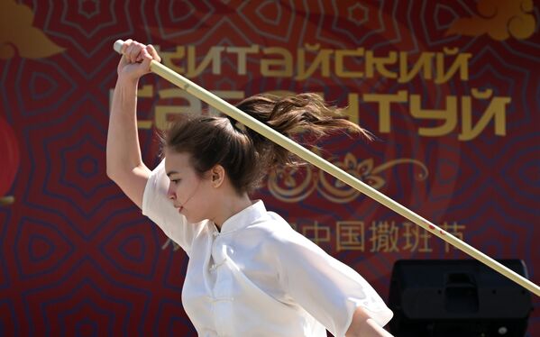 在喀山赛艇中心举办的“中国撒班节”（端午节）上的运动员表演赛。 - 俄罗斯卫星通讯社