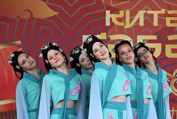 在喀山賽艇中心舉辦的“中國撒班節”（端午節）上的文藝團體表演。 - 俄羅斯衛星通訊社