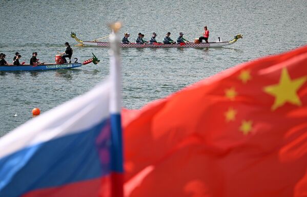 在喀山赛艇中心举办的“中国撒班节”龙舟比赛上的参赛选手。 - 俄罗斯卫星通讯社