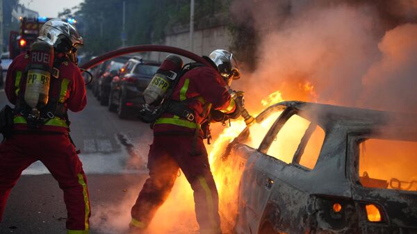 媒體：法國6月30晚騷亂期間1300余輛汽車、234棟建築遭縱火 - 俄羅斯衛星通訊社