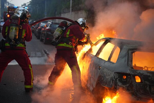 巴黎西部郊區南泰爾，消防員正在對一輛著火的汽車滅火 - 俄羅斯衛星通訊社