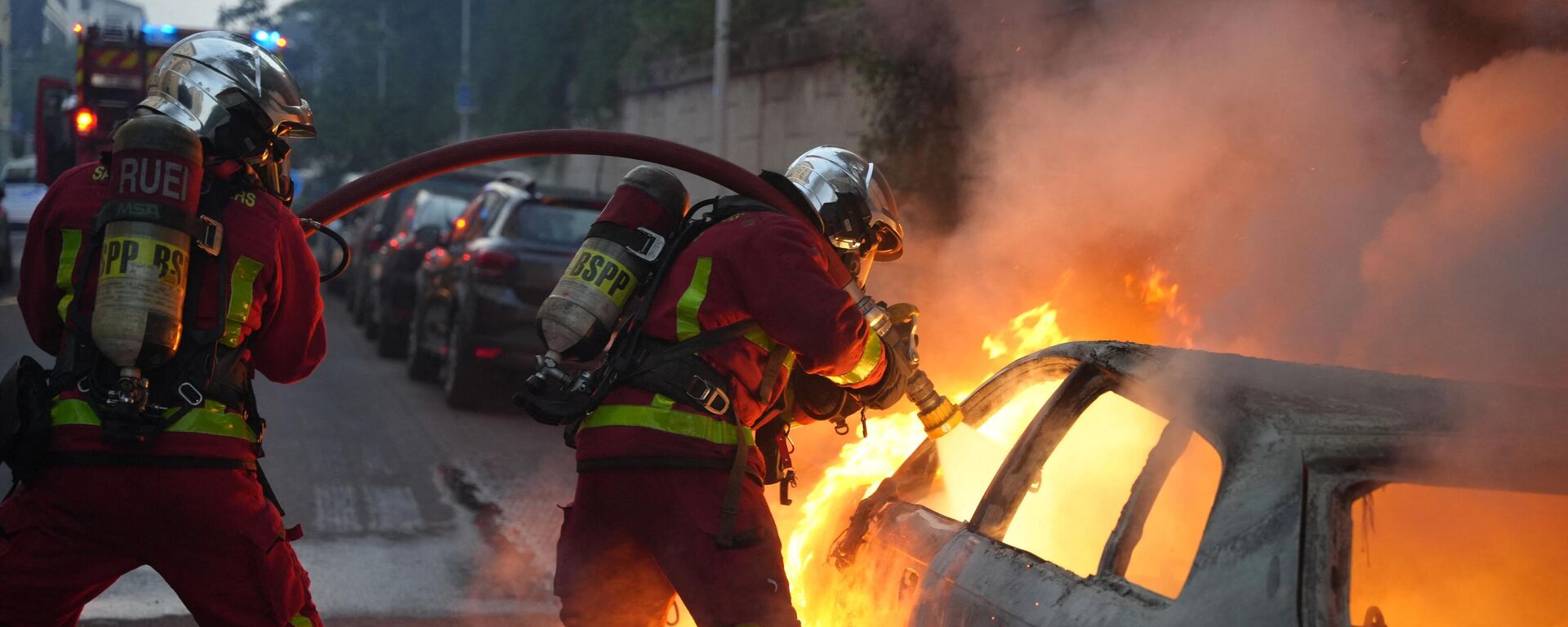 巴黎西部郊区南泰尔，消防员正在扑灭一辆着火的汽车 - 俄罗斯卫星通讯社, 1920, 28.06.2023