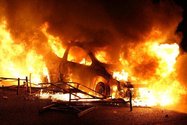 巴黎西部郊区南泰尔，一辆燃烧着的汽车 - 俄罗斯卫星通讯社