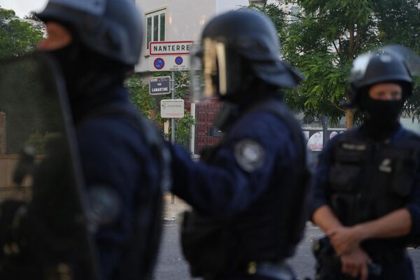 巴黎西部郊区南泰尔，在示威活动现场的警察们 - 俄罗斯卫星通讯社