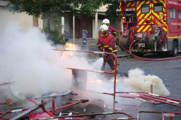 巴黎西部郊區南泰爾的示威活動後，消防員正在對燃燒的建築滅火 - 俄羅斯衛星通訊社