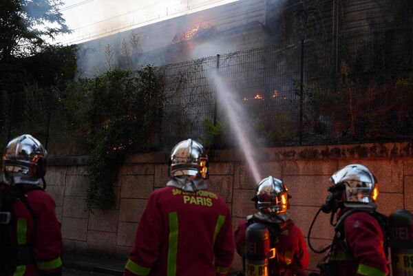 巴黎西部郊区南泰尔的示威活动后，消防员正在对燃烧的建筑灭火 - 俄罗斯卫星通讯社