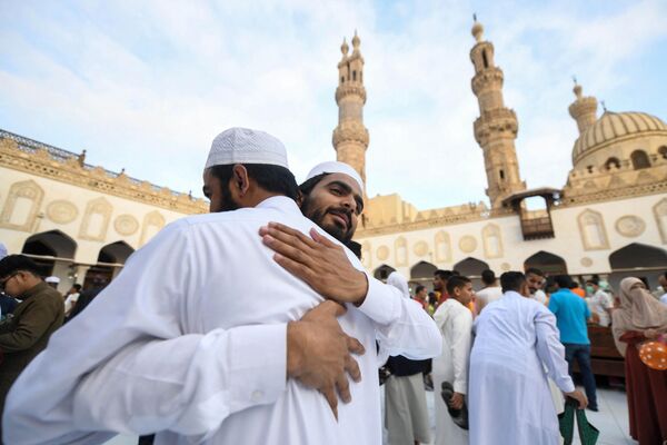 埃及穆斯林民众在中心历史悠久的爱资哈尔清真寺进行宰牲节祈祷活动。图为民众们在祈祷后相互问好。 - 俄罗斯卫星通讯社