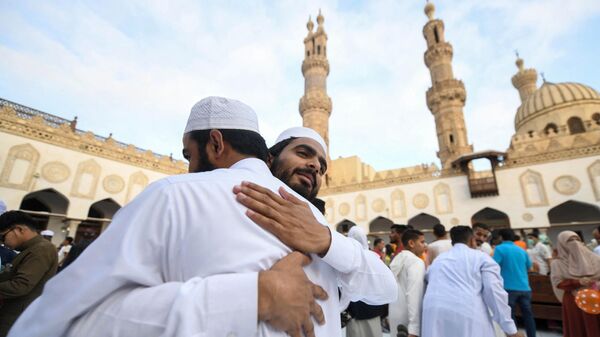 埃及穆斯林民众在中心历史悠久的爱资哈尔清真寺进行宰牲节祈祷活动。图为民众们在祈祷后相互问好 - 俄罗斯卫星通讯社