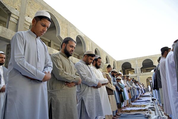 宰牲节前夕，阿富汗民众在坎大哈沙希丹广场清真寺祈祷。 - 俄罗斯卫星通讯社