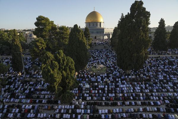 穆斯林信徒在耶路撒冷老城阿克萨清真寺的圆顶清真寺进行宰牲节祈祷。 - 俄罗斯卫星通讯社