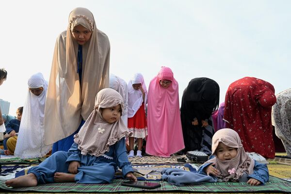 菲律宾穆斯林民众参加在马尼拉举行宰牲节晨祷活动。 - 俄罗斯卫星通讯社
