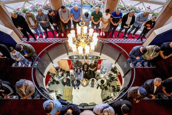 荷蘭穆斯林在鹿特丹梅夫拉納清真寺參加宰牲節晨禱活動。 - 俄羅斯衛星通訊社
