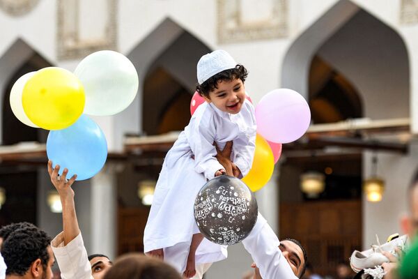 埃及男孩手拿氣球參加開羅宰牲節活動。 - 俄羅斯衛星通訊社