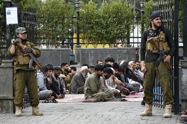 阿富汗塔利班安全部門成員在喀布爾的沙希杜沙姆希拉清真寺設崗維持宰牲節祈禱場所秩序。 - 俄羅斯衛星通訊社