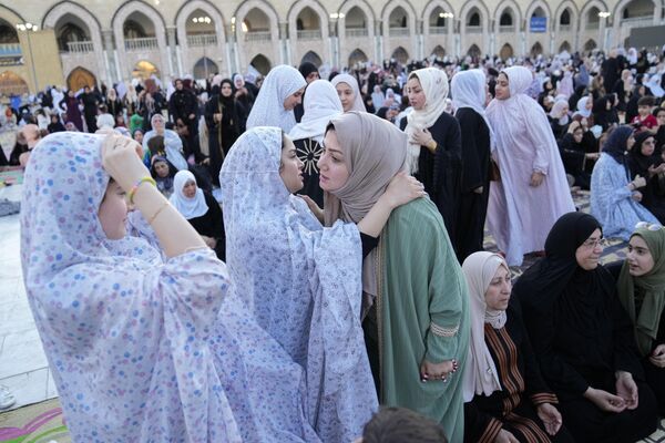 穆斯林民眾在伊拉克巴格達市的遜尼派阿卜杜勒·卡迪爾·蓋拉尼神廟參加在宰牲節祈禱。圖為民眾們在起到結束後相互問好。 - 俄羅斯衛星通訊社