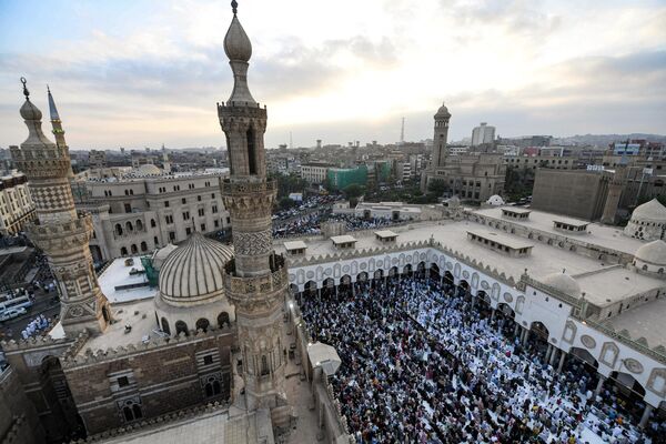開羅市中心的愛資哈爾清真寺內進行晨禱的信徒。 - 俄羅斯衛星通訊社