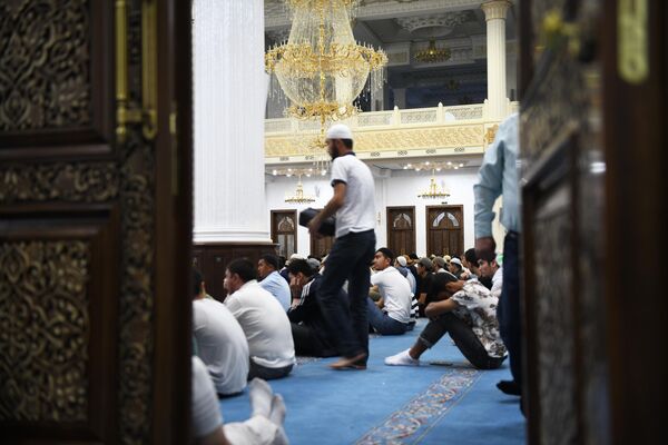 穆斯林民眾們參加塔什乾伊斯蘭堡清真寺舉行的宰牲節祈禱。 - 俄羅斯衛星通訊社