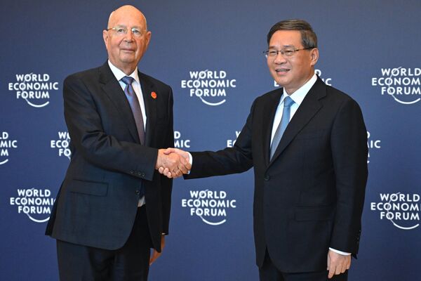 2023年6月26日，在天津舉行的2023年新領軍者年會之前，中國國務院總理李強（右）與世界經濟論壇創始人兼執行主席克勞斯·施瓦布（左）在雙邊會晤前握手。 - 俄羅斯衛星通訊社