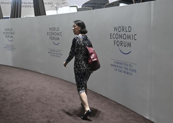 2023年6月27日，在天津舉行的世界經濟論壇新領軍者年會期間，一名女性從梅江會展中心的展板旁走過。 - 俄羅斯衛星通訊社