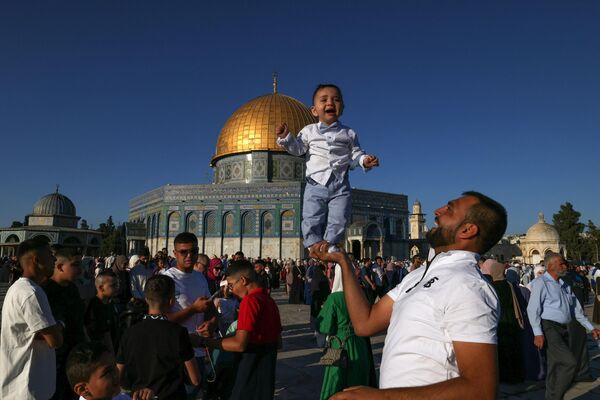 耶路撒冷老城，穆斯林信徒在晨祷前聚集在阿克萨清真寺的“岩石圆顶”圣殿附近庆祝古尔邦节。 - 俄罗斯卫星通讯社