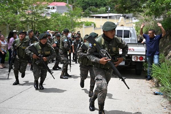 危地馬拉郊外的聖何塞德爾戈夫，士兵們在一個投票站附近驅散抗議者，該投票站在大選期間因涉嫌威脅和違規行為而被關閉。 - 俄羅斯衛星通訊社
