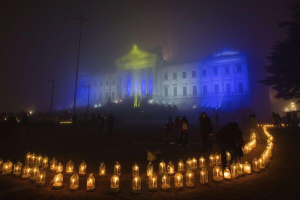 烏拉圭蒙得維的亞，午夜時分，人們在立法宮殿周圍點燃蠟燭，紀念1973年軍事政變50週年。 - 俄羅斯衛星通訊社