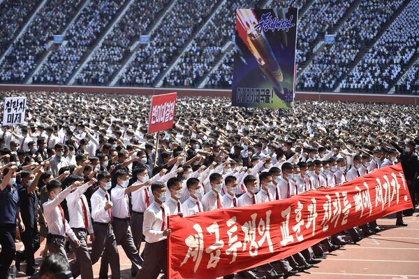 在朝鮮戰爭爆發73週年之際，朝鮮平壤的群眾在體育場里舉行“反美鬥爭日”遊行活動。 - 俄羅斯衛星通訊社