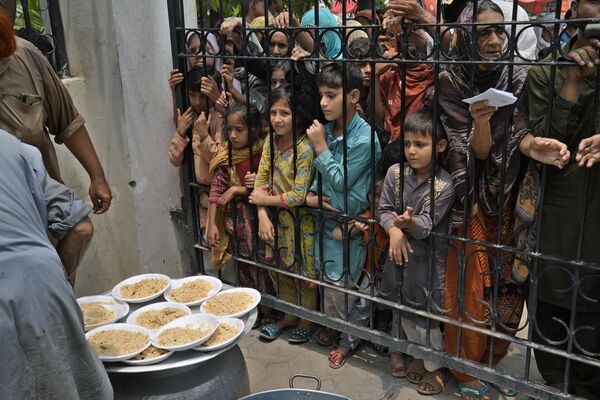 巴基斯坦拉合尔，妇女和儿童在分发点排队领取免费食物。 - 俄罗斯卫星通讯社