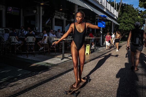 佛羅里達州邁阿密，酷暑下，一個姑娘在邁阿密南灘滑滑板。 - 俄羅斯衛星通訊社